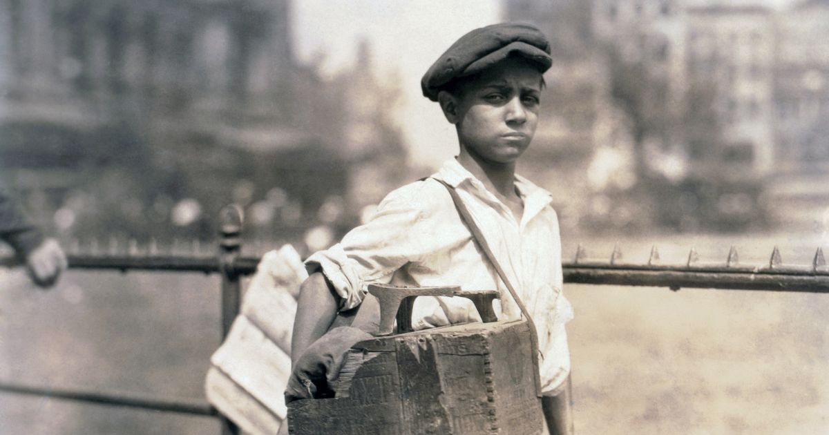 کودک در حال کار با جعبه براق از دهه 1920